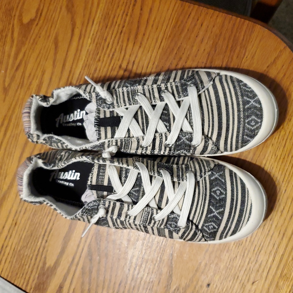 #SHOE14 (CH) NWT Austin Bobs Black and White Patterned Sneakers
